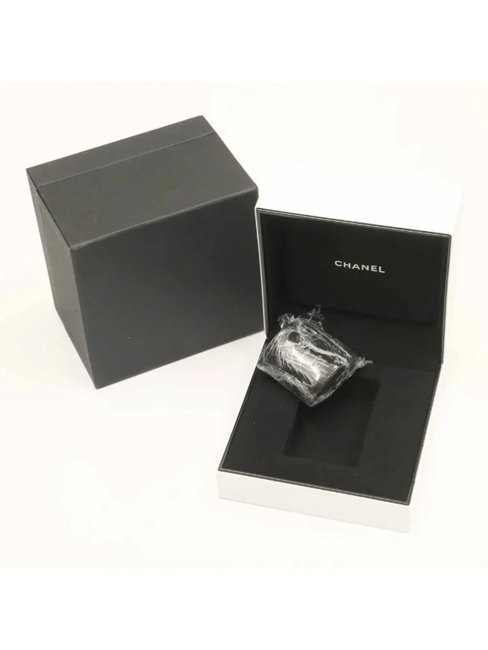 Chanel 33 Diamond Watch White Shell Ceramic Quartz